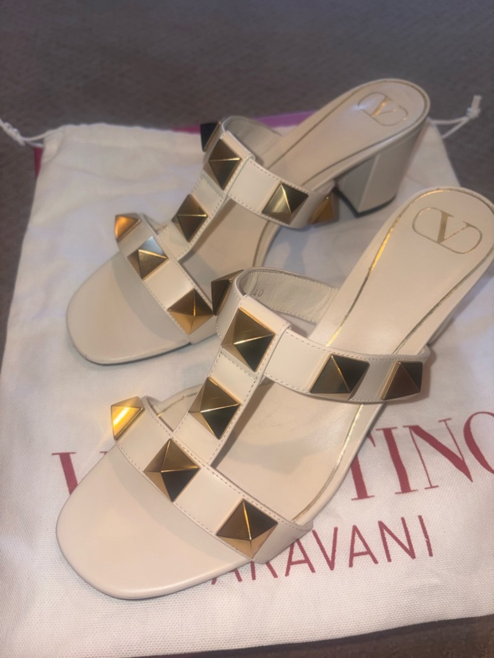 Valentino Garavani White Pyramid-Stud Leather Slide Sandals - Picture 3 of 5